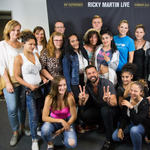 Ricky Martin gyermekotthonokban élő fiatalokkal találkozott tegnapi koncertje előtt