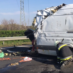 Nem zavarta, hogy leszakadt a kisbusz hátsó fele, végigdöngetett vele az M7-esen - fotó, videó