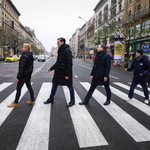 „Főpolgármesteri Abbey Roaddal” avatták fel az új zebrát, a propaganda megtalálta a hibát