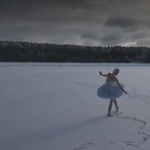 A Finn-öböl jegén táncolta el a hattyú halálát egy orosz balerina – videó