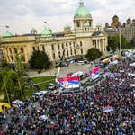 Belgrádi békemenet – Szijjártó Péter is Vucsics mellett