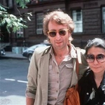 Újabb fotók kerültek elő az ágyban heverő John Lennonról és Yoko Onóról 