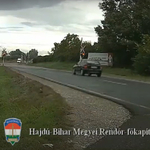 A rendőrök szeme láttára száguldott át a piroson egy sofőr egy vasúti kereszteződésnél (videóval)
