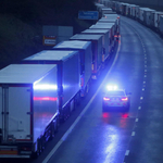 Káosz Dovernél: A kamionosok be vannak zárva, összetűzés volt a rendőrséggel is 