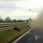 Ijesztő élmény, amikor pont előttünk kap durrdefekt egy kamion – videó