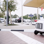 Különleges ételkiszállító robotokat állítottak szolgálatba Dubajban – videó