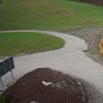 Videón, ahogy egy hatalmas szikla gördül ki az autóútra Dél-Tirolban