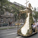 Lehet, hogy idén is feltűnik a „gurulmadár” és a metálos Szent István az Andrássy úton