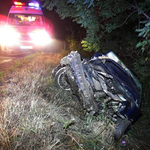 Tűzoltók vágták ki a sérültet a Volkswagenből - fotó