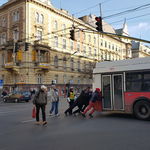 Rendesek voltak az utasok, áttolták a trolit a Nagykörúton – fotó