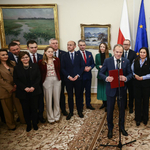 Politikai aknák robbannak az új lengyel kormány lába alatt