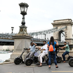 Autó, roller, robogó: vadkeleti káosz a budapesti járműmegosztásban