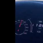 130 km/h-nál az autópályán nem számít ilyen előzésre az ember – videó