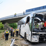 Az utasok szerint defekt okozta az M7-esen történt buszbalesetet