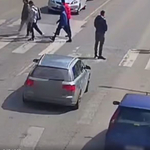Videó: „Nem értem, mi a gond” – mondta a sofőr, aki áthajtott a gyerekek közt a zebrán