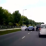 Keresik a rendőrök az eszetlen Mustang-sofőrt – videó