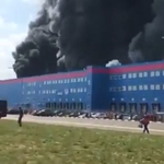 150 tűzoltót vezényeltek egy orosz raktárhoz, akkora tűz van – videó