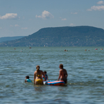 A Balatonnál a strandbelépő mellett a parkolás is drágul idén