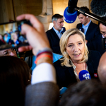 Puccsal vádolja Macront Marine Le Pen