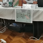 Egy Baranyi Krisztinát ábrázoló gúnyrajz lóg elődje, Bácskai János asztalán a közgyűlésen