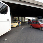 Busz és autók ütköztek, gigadugó alakult ki az M3-ason