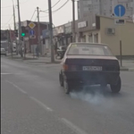 Törött hátsó tengellyel nyomott egy gázt a Lada sofőrje, nem lett jó vége – videó