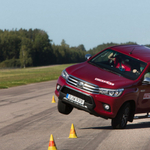 Veszélyes a Toyota Hilux? Csúnyán elhasalt a jávorszarvas-teszten – videó