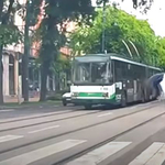Hatalmas eséssel úszta meg a biciklis, hogy elüsse a busz – videó
