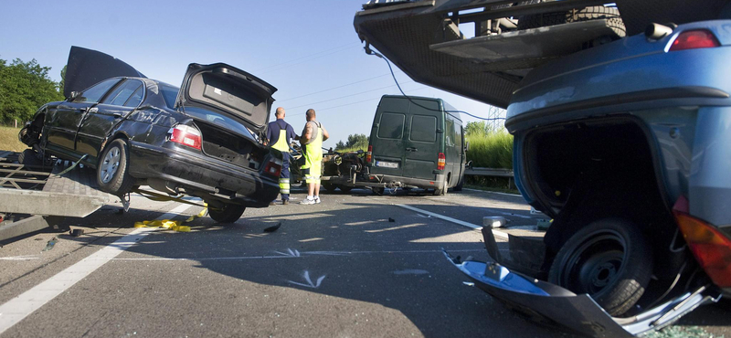 Autók potyogtak le egy trélerről az M5-ösön