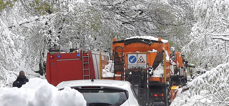 Tovább büntet a tavaszi tél: még mindig vannak elzárt települések