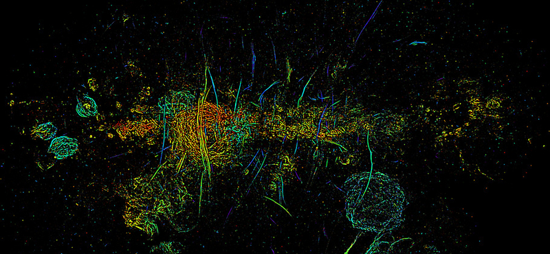 A Tejútrendszer közepe tele van szálszerű struktúrákkal, van, amelyik 150 fényév hosszú