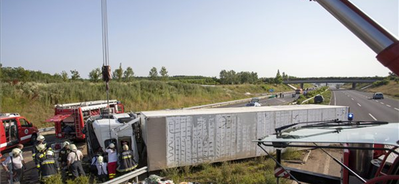 Fotó: tűzoltók szedték ki a beszorult kamionost