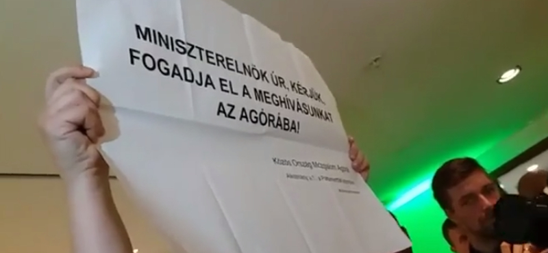 Kivezettek egy meghívót lobogtató aktivistát Orbán iparkamarás beszédéről – videó