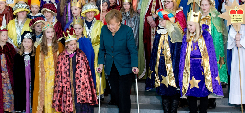 Fotók: így biceg mankóival síbalesete után Angela Merkel