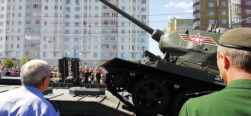 A kurszki csatát megúszta az orosz T-34-es tank, a katonai parádét már nem – videó