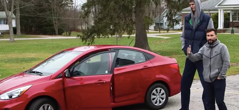 2 méter 31 centis ez a srác, de ha kell simán beszáll egy kis Hyundai-ba - videó