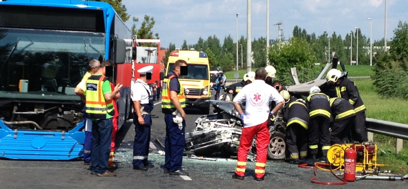 Autó ütközött a 126-os busszal – egy ember meghalt, többen megsérültek