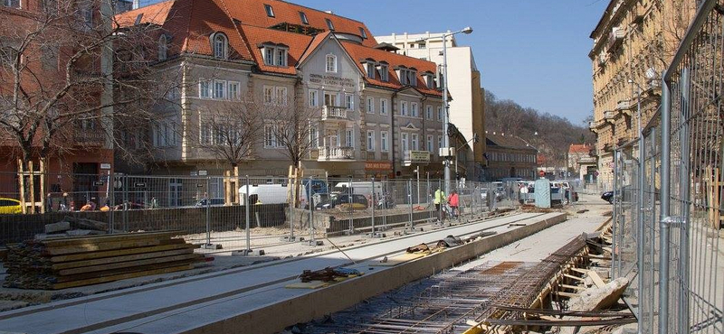 Már látszanak a fonódó villamoshálózat első részei – fotók