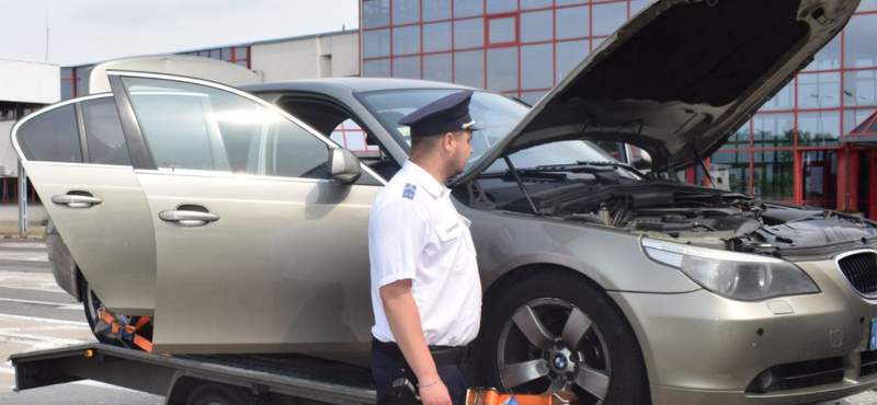 Lopott BMW-vel bukott le a román sofőr a magyar határon