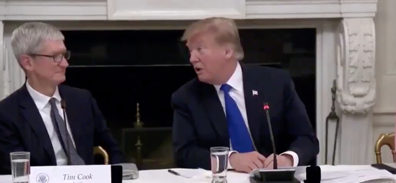 Videó: Nagyot bakizott Donald Trump, Tim Cook meg faarccal nézte