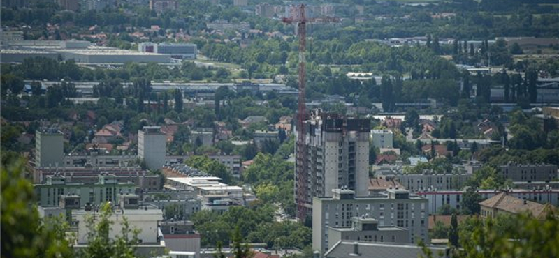 Eltűnt tíz emelet a pécsi szellemtoronyból - fotó