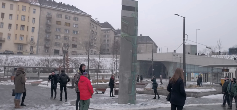 Nem csak az órák, a járókelők is megálltak a Széll Kálmán téren