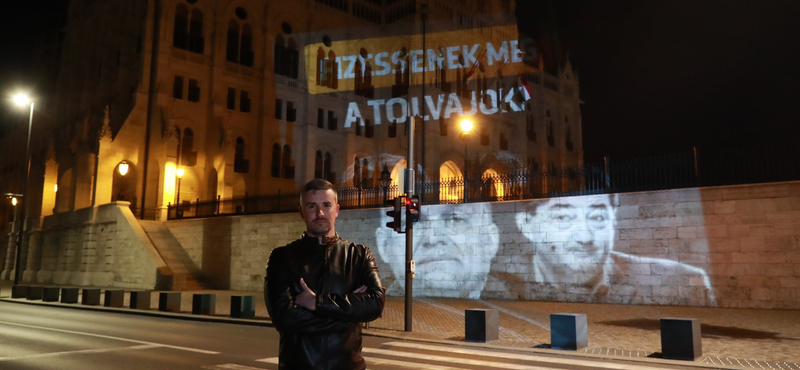 „Fizessenek meg a tolvajok!” feliratot vetített a Parlament falára Jakab Péter