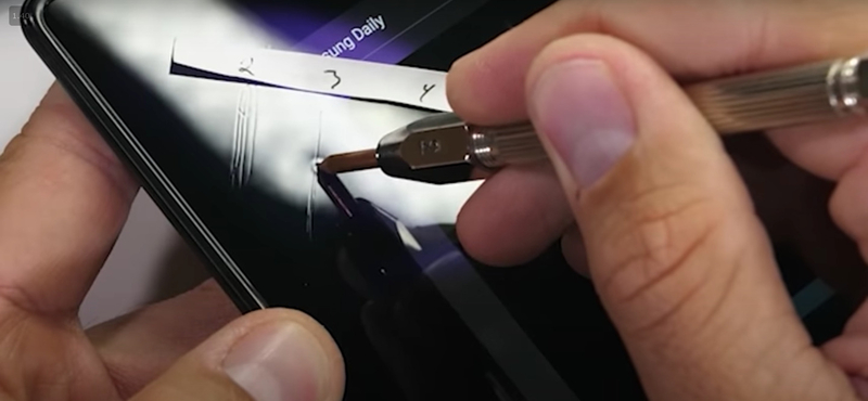 Karcolták, égették, törték: így bírta a strapát a Galaxy Z Fold2 – videó