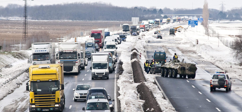 Feszült autósok szitkozódtak az ismét lebénult, de száraz M1-en