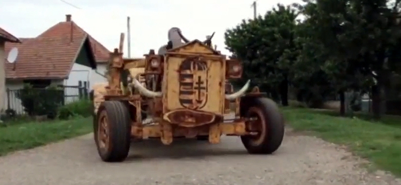 Fából faragott autóval jár egy tiszaörsi férfi – videó