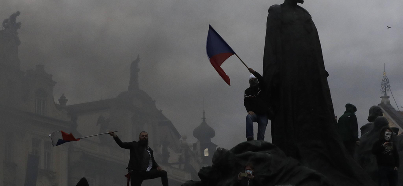 Rendőrökre támadtak a tüntetők Prágában