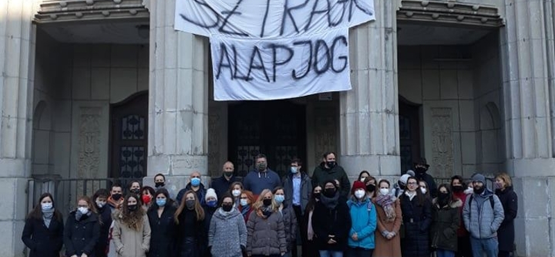 12 tanár nem vette fel a munkát hétfőn a Szent László Gimnáziumban, polgári engedetlenséggel lépnek fel a kormány sztrájkrendelete ellen