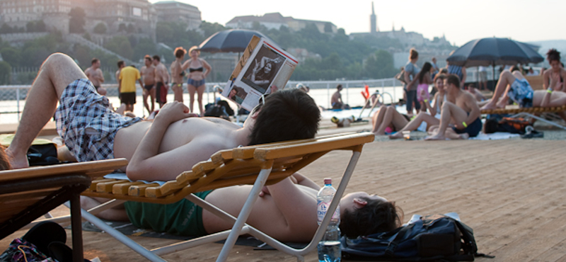 Miért olvasunk szexet a strandon?