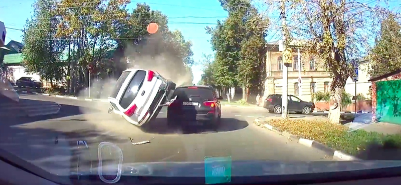 Na, ezért kell komolyan venni az elsőbbségadás kötelező táblát – videó